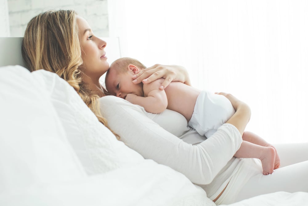 Mẹ đang cho con bú nên lưu ý khi muốn nhuộm tóc
