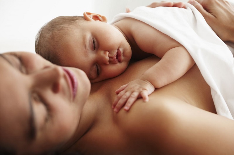 Thực hiện da kề da ngay sau khi bé vừa chào đời