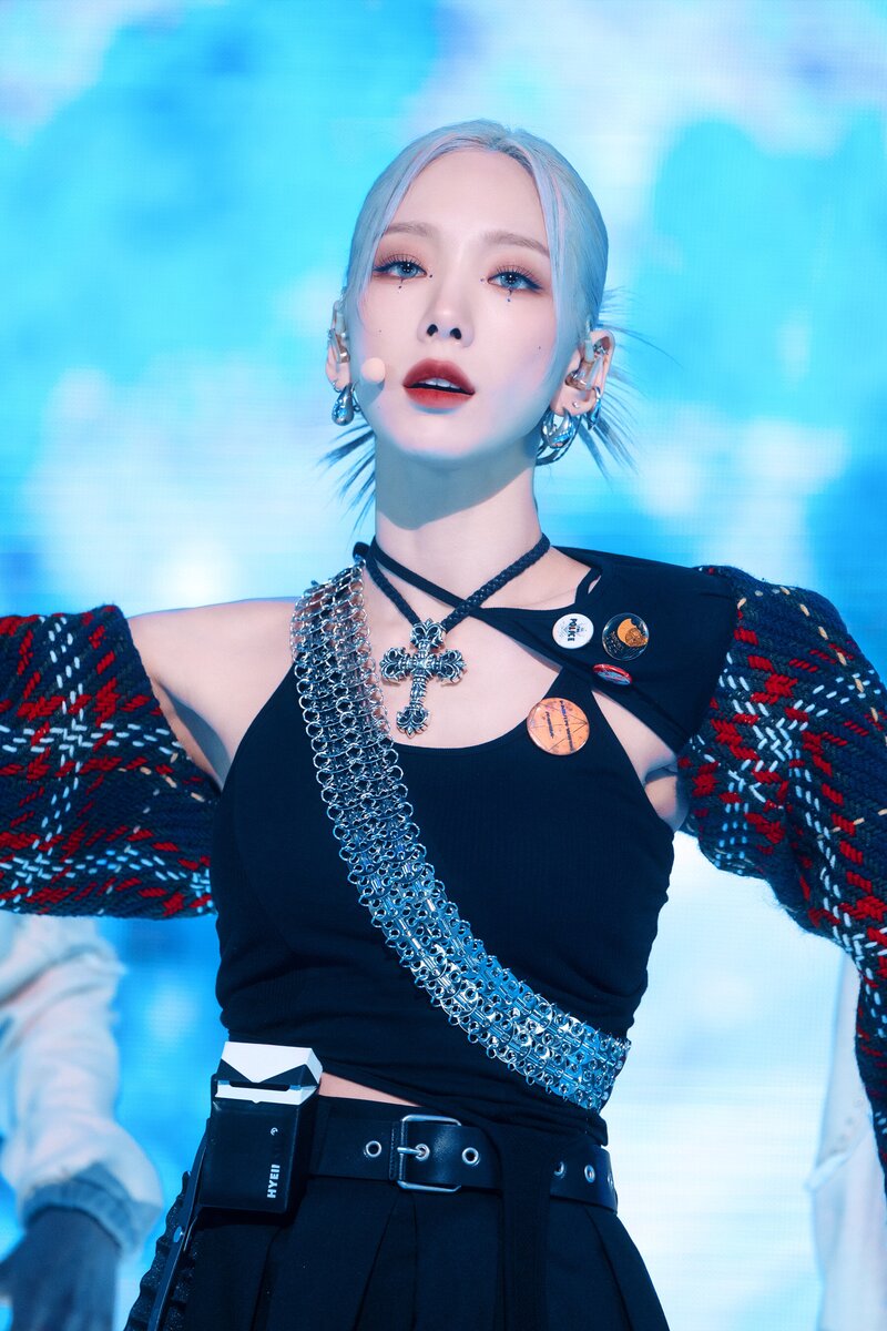 Taeyeon với tóc búi chỉa “sang chảnh” trên stage INVU