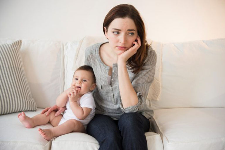 Tìm hiểu nguyên nhân rụng tóc sau sinh và cách khắc phục